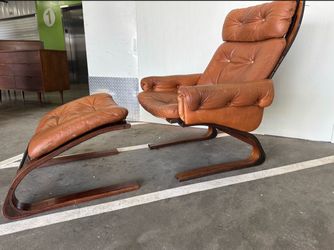 Vintage leather lounge chair