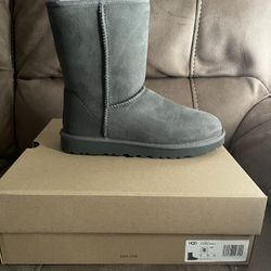 New UGG Classic Short ll Gray Color Size 8.