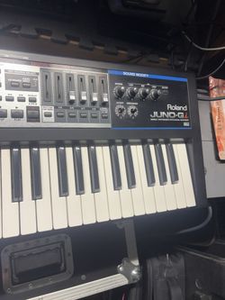 Roland JUNO-Gi 61-key synthesizer workstation.