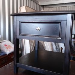 Like new End table