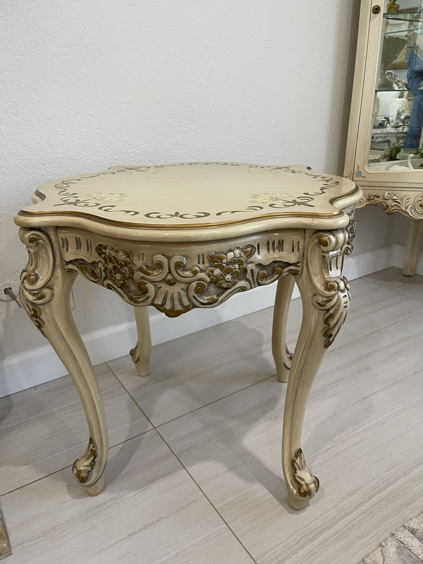 Vintage Victorian 3 Pc Set 2 End Table And Coffee Table