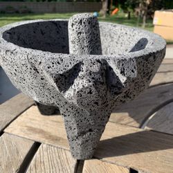 Molcajete de piedra volcánica de 9”