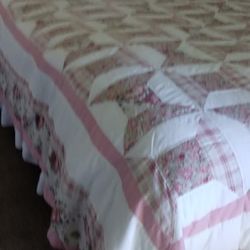 COMFORTER, QUEEN.  LIKE NEW