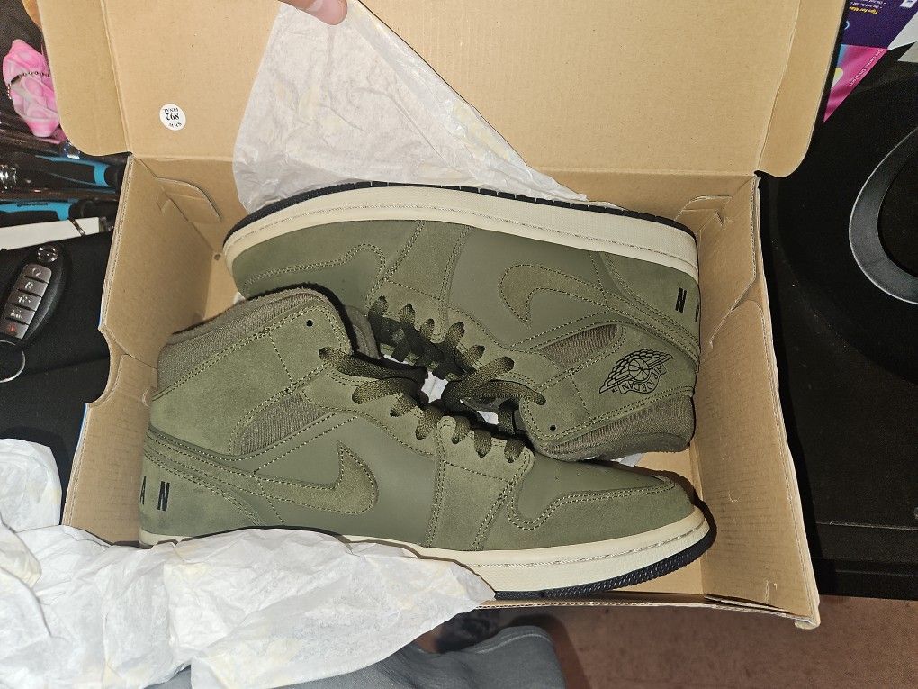 Jordan 1 Mid
Olive Canvas (2018)