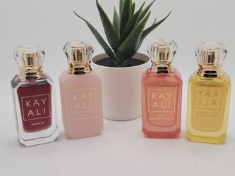 Kayali Mini Set 

Vanilla eau de parfum 
Yum Boujee Marshmallow eau de parfum 
Eden Sparkling Lychee eau de parfum
Capri In A Bottle  eau de parfum
