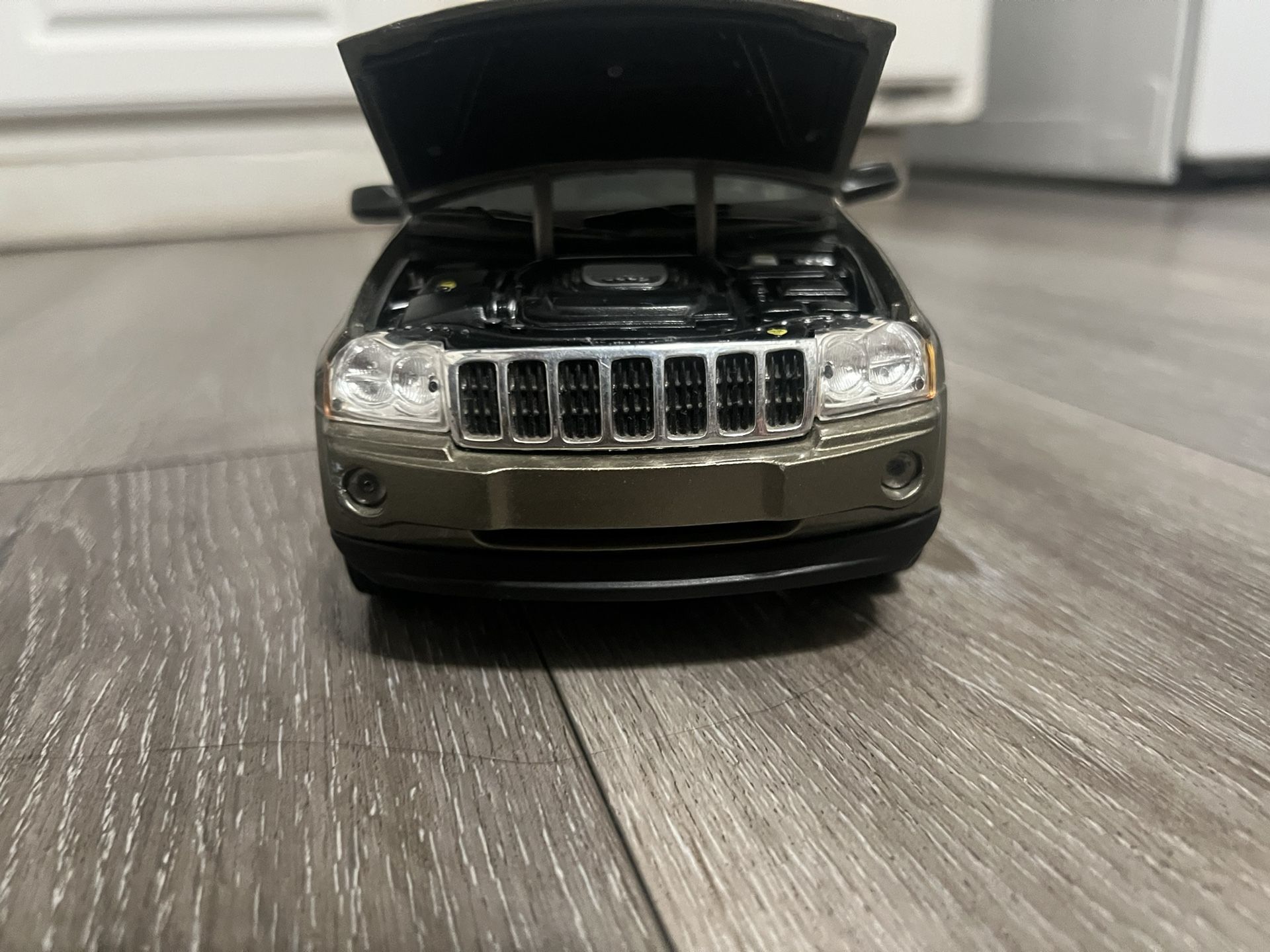 Diecast 1/18 Scale RARE 2005 Jeep Grand Cherokee Maisto