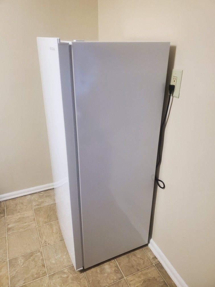 Insignia 7 cu. ft. Upright Freezer- White for Sale in Falls Church, VA -  OfferUp