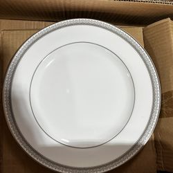 Mikasa Platinum Crown 40 Piece Dinnerware Set 