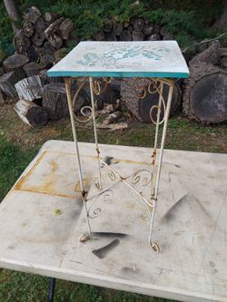 Nice metal decorative table needs a little paint, make it your own