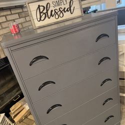 ✨✨. BEAUTIFUL GRAY TALL SOLID WOOD 5 DRAWER DRESSER✨✨