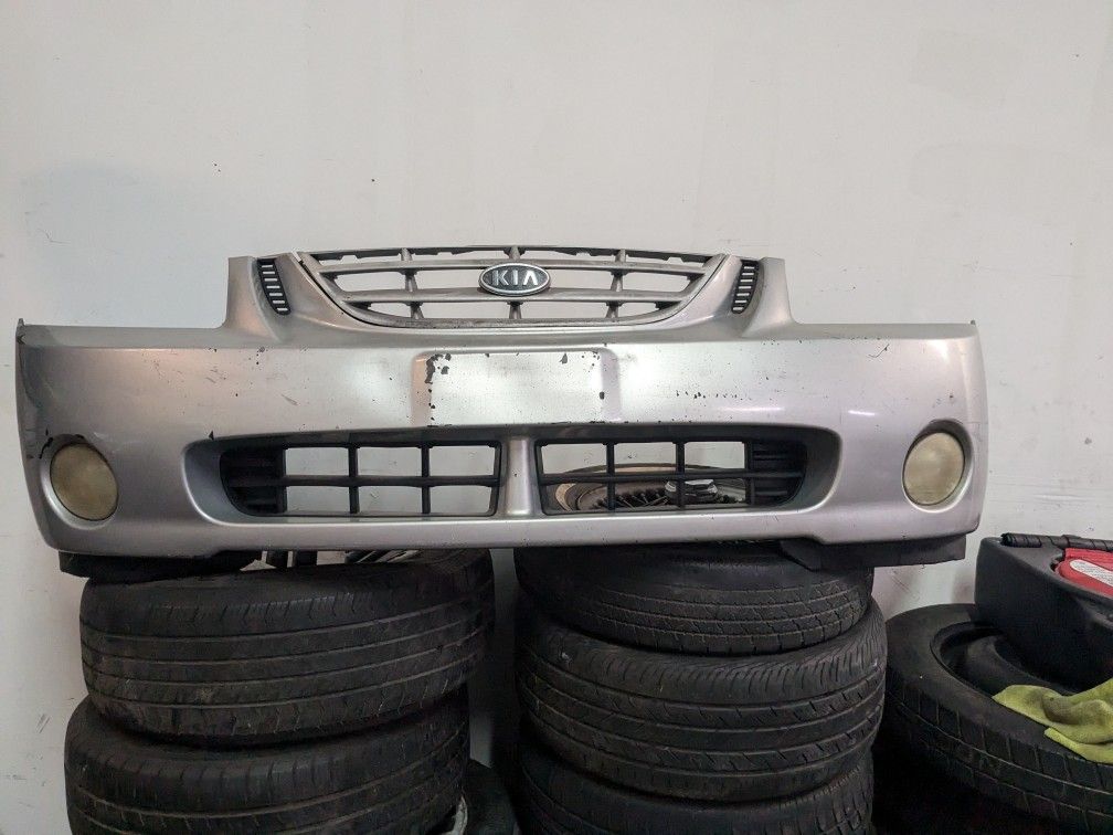 04 to 06 Front Bumper For Kia Spectra with The 3 Grills and the 2 Fog Lights