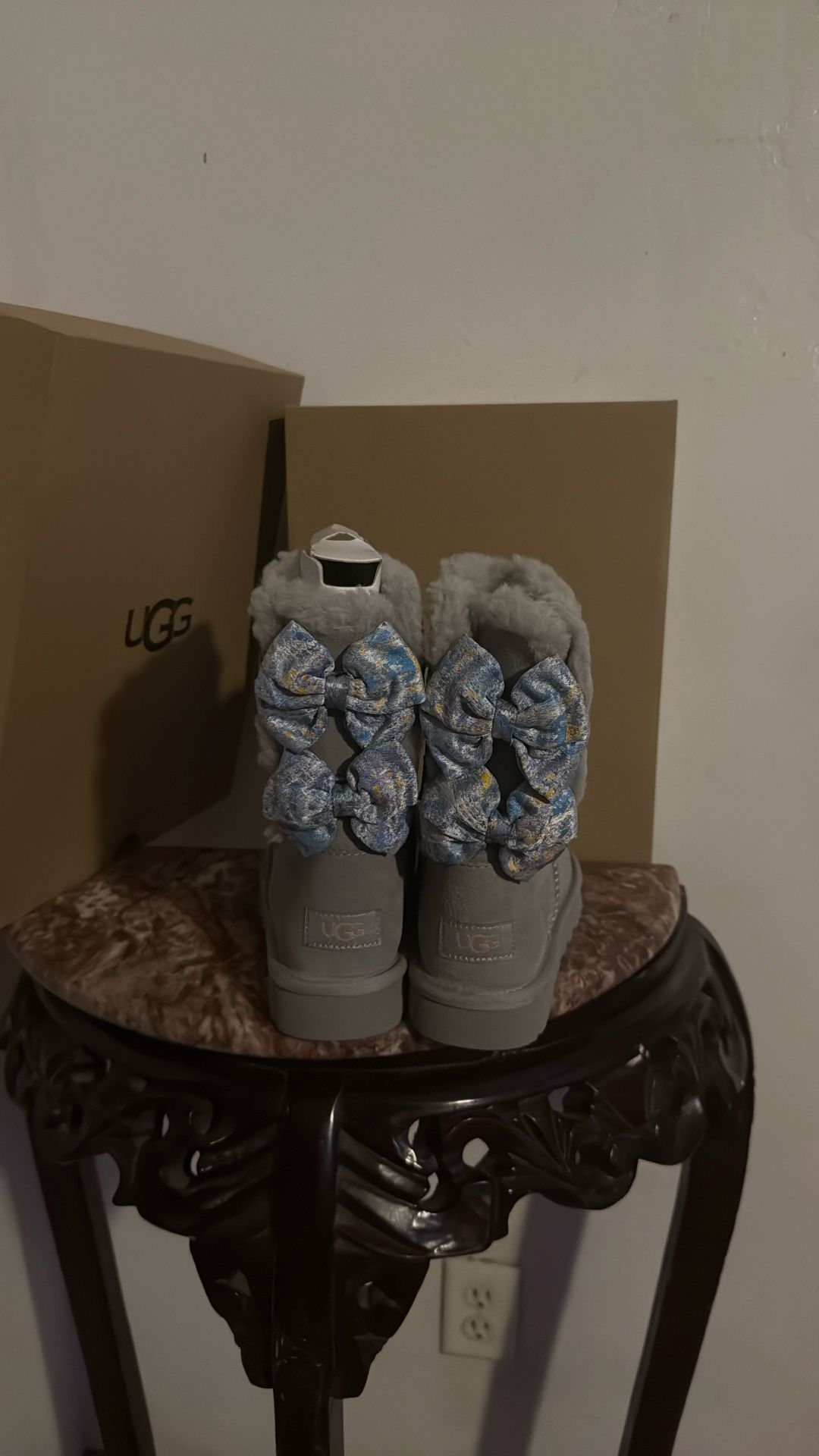 UGG. BOTAS. NUEVAS. SIZE. #. 5. $80