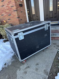 Equipment moving container with wheels