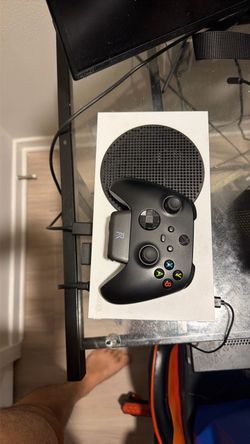 Xbox with series s with controller zero issues 300$