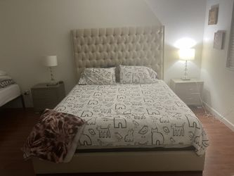 King Bed Night Table With The Mattress Tempur-pedir