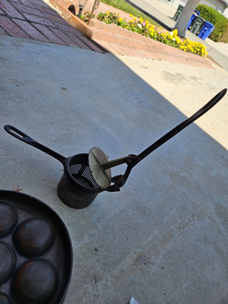 Vintage Lodge Cast Iron 5SP Deep Fryer Pot Pan for Sale in Spring Valley,  CA - OfferUp