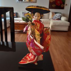 STUNNING VINTAGE GEISHA DOLL