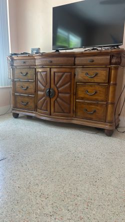 Cindy Crawford Key west design dresser buffet Good condition