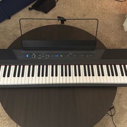 88 Key Digital Piano Keyboard Alesis Recital Semi-Weighted Keys, 2x20W Speakers, 5 Voices, Split, Layer and Lesson Mode, FX and Piano Lessons