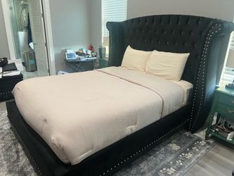Queen size black bed without mattress