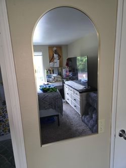1 Gold mirror.