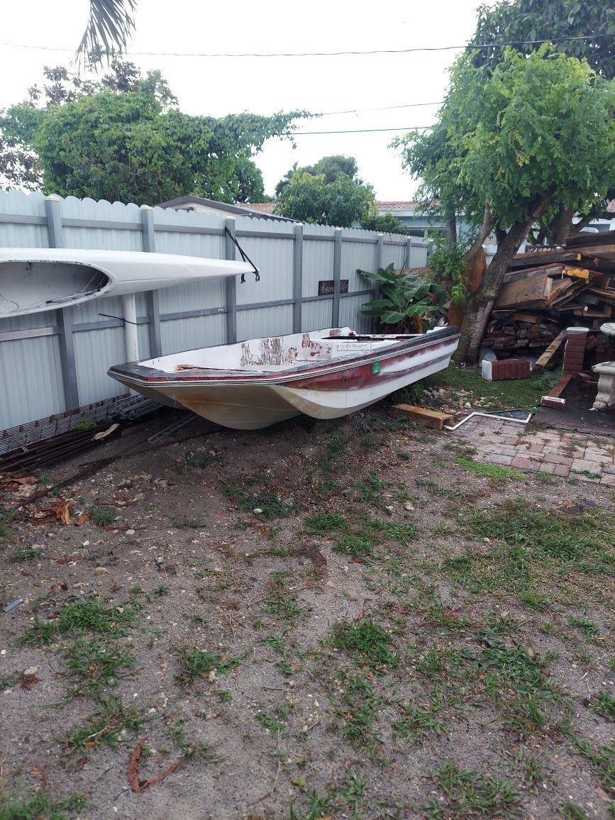 NO ENGINE, NO TRAILER 15 Ft Fiberglass Boat Hull No Trailer, No Motor.