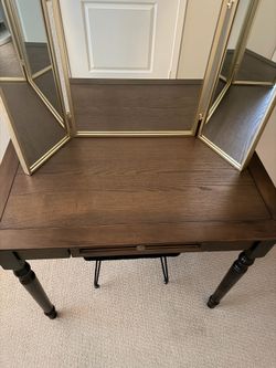 Tri-Fold Vanity mirror