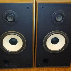 Set of Vintage Realistic / Radioshack / Tandy MC2001 Speakers