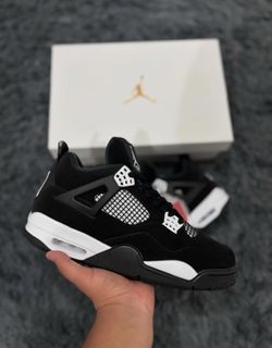 Jordan 4’s white thunder