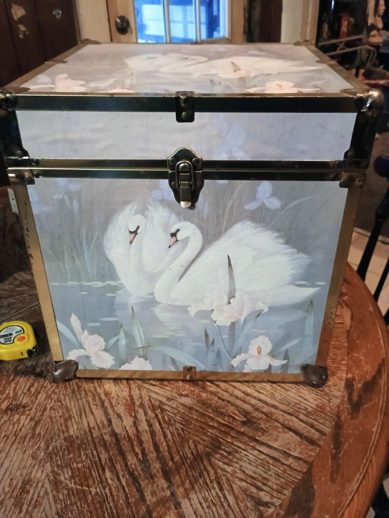 Vintage 80'S toy box storage chest Wooden trunk Of Swans