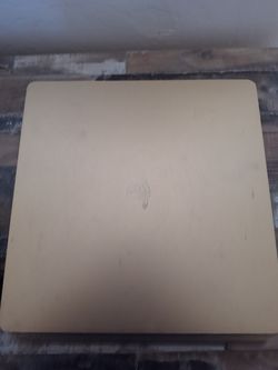 Ps4 slim gold console with 1tb and it comes with a controller and the wires