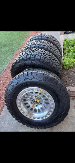 KMC rims new used tires 285/70/17  rims -10 offset 6x139.7