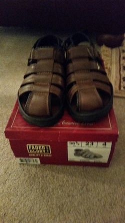 Boys size 4 sandals