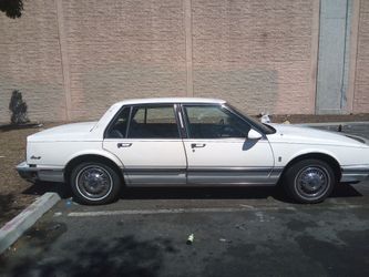 Oldsmobile Delta 88 Royal Brougham 4-Door Sedan