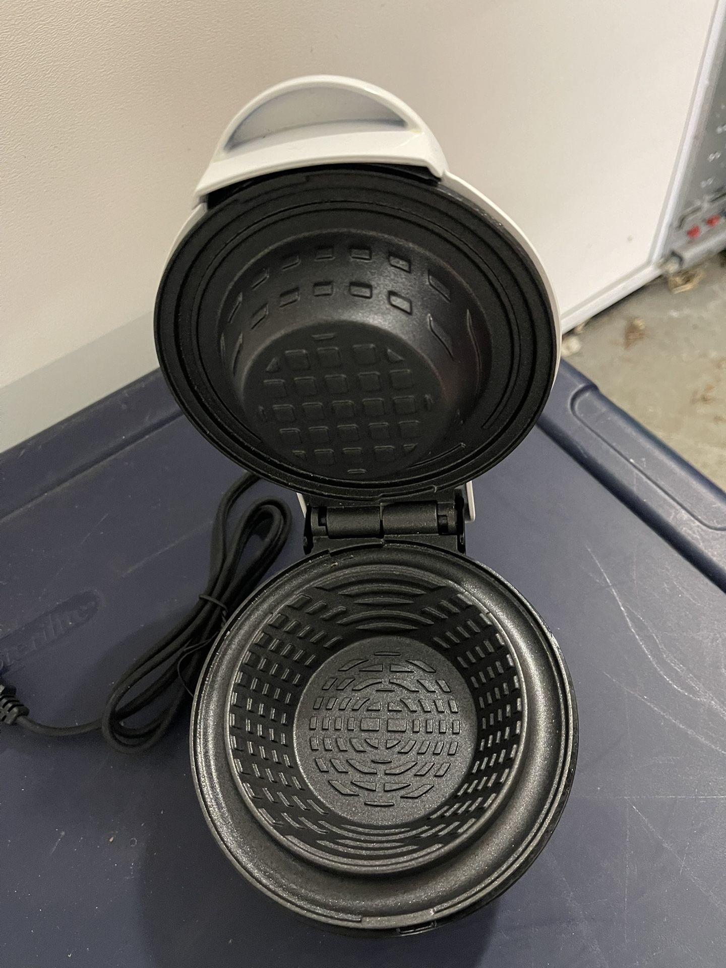 Mini waffle bowl maker