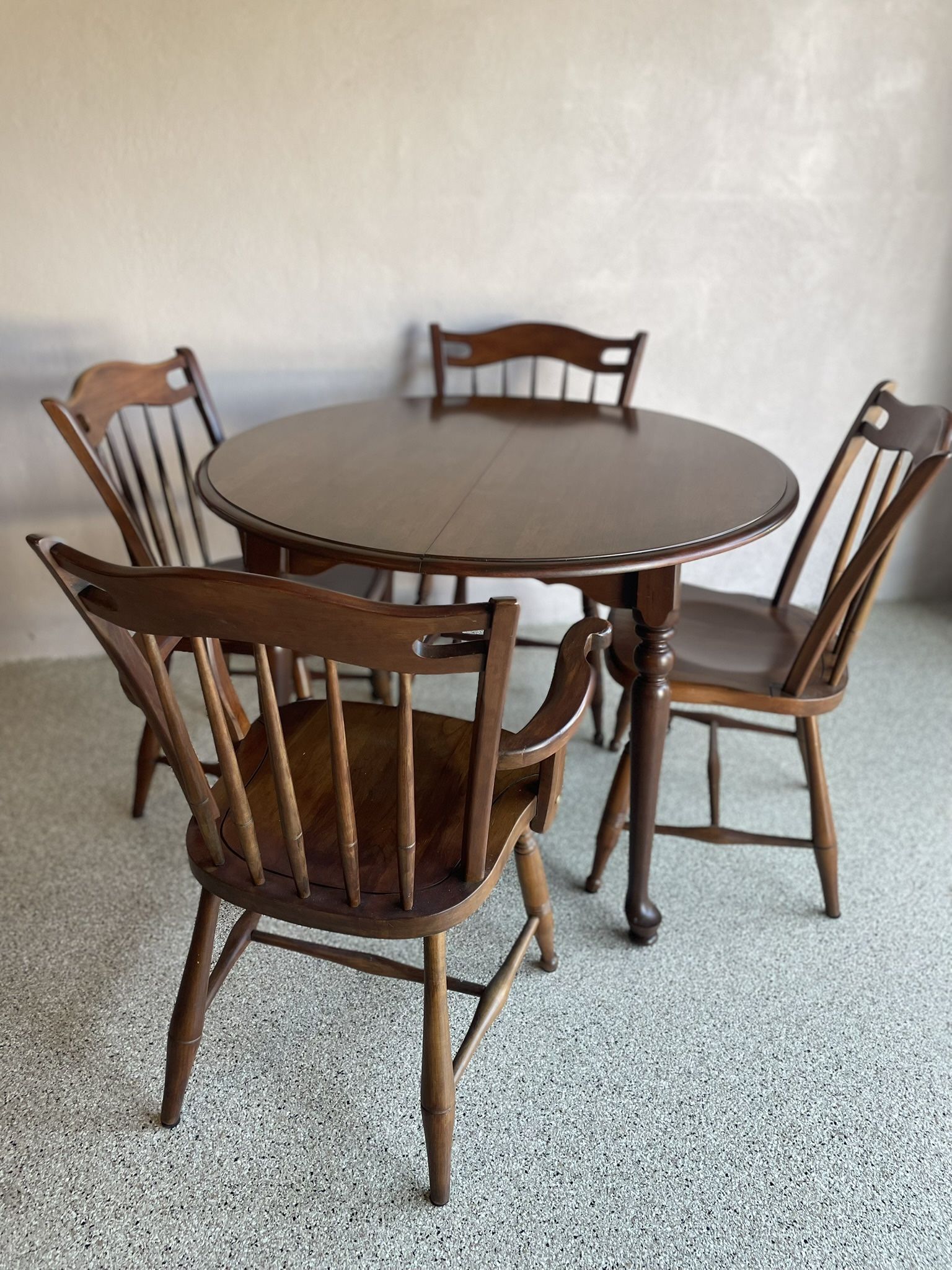 Round Table With 4 Chairs