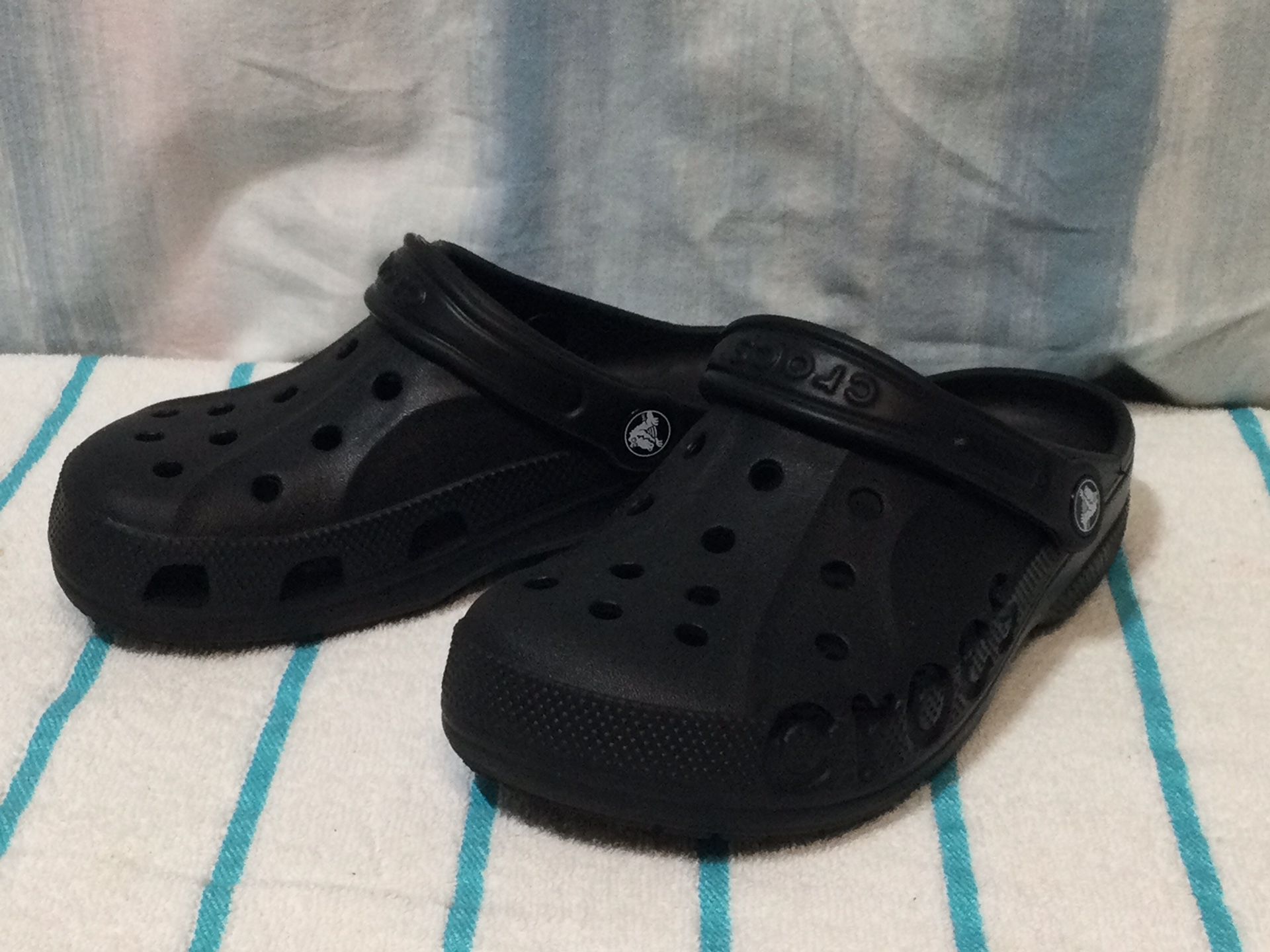 Used CROCS (Size: 4 M/6 W) In Excellent Condition