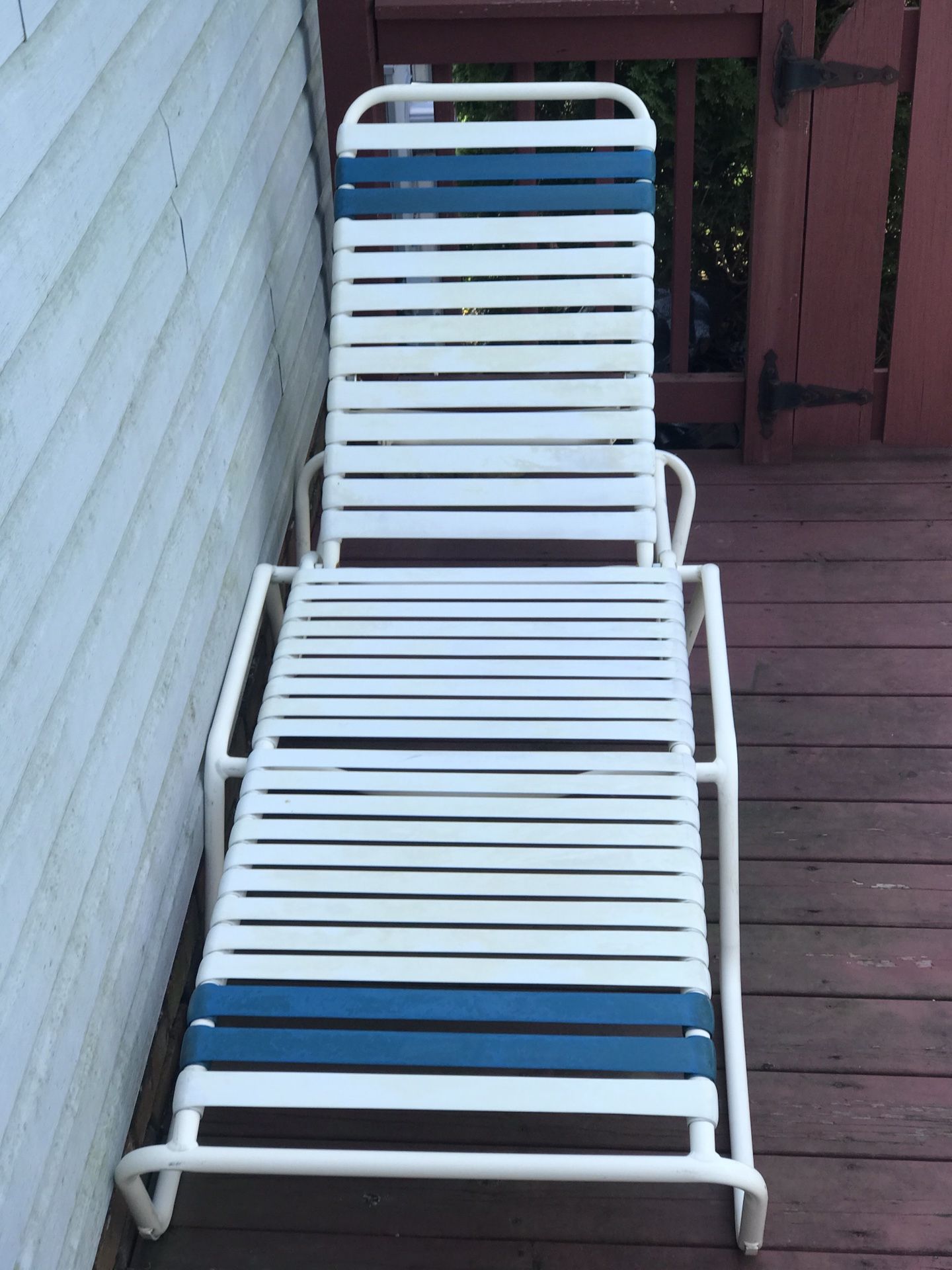 poolside chaise lounge chairs on Mtxvxqfihvzcfm