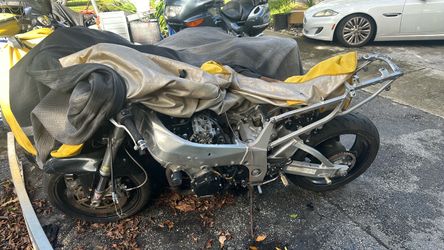 2001 to 2003 GSXR 600 750 also 2001 through 2002 GSXR 1000 partsa