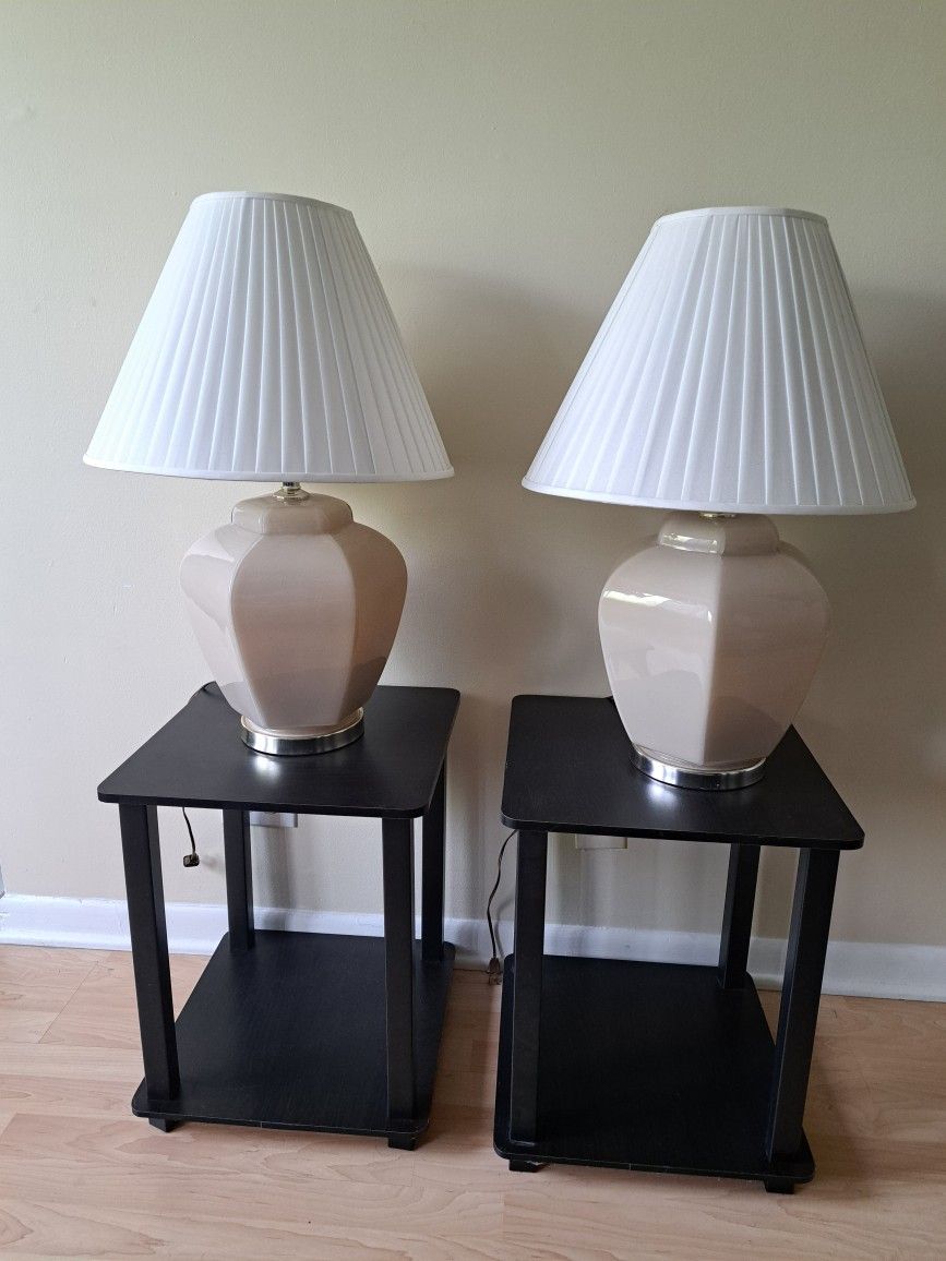 2 Lamp Shed With 2 Small Tables