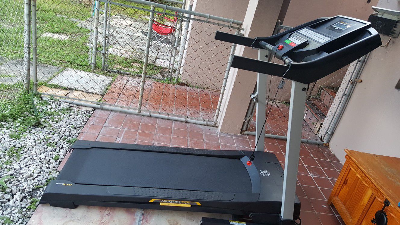 GOlD'S GYM. Trainer 430i treadmill