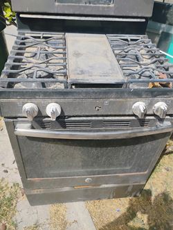 GE Gas Range with Center Griddle