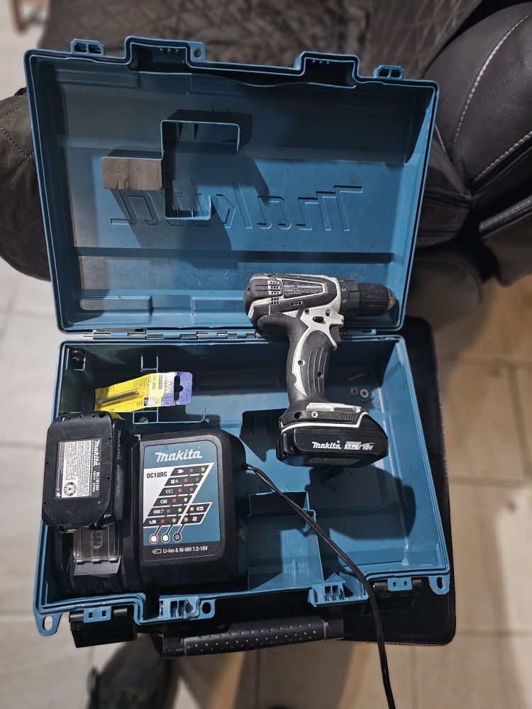 Makita Lithium Cordless Driver Drill Kit