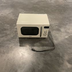 Comfee’ retro-style countertop microwave oven