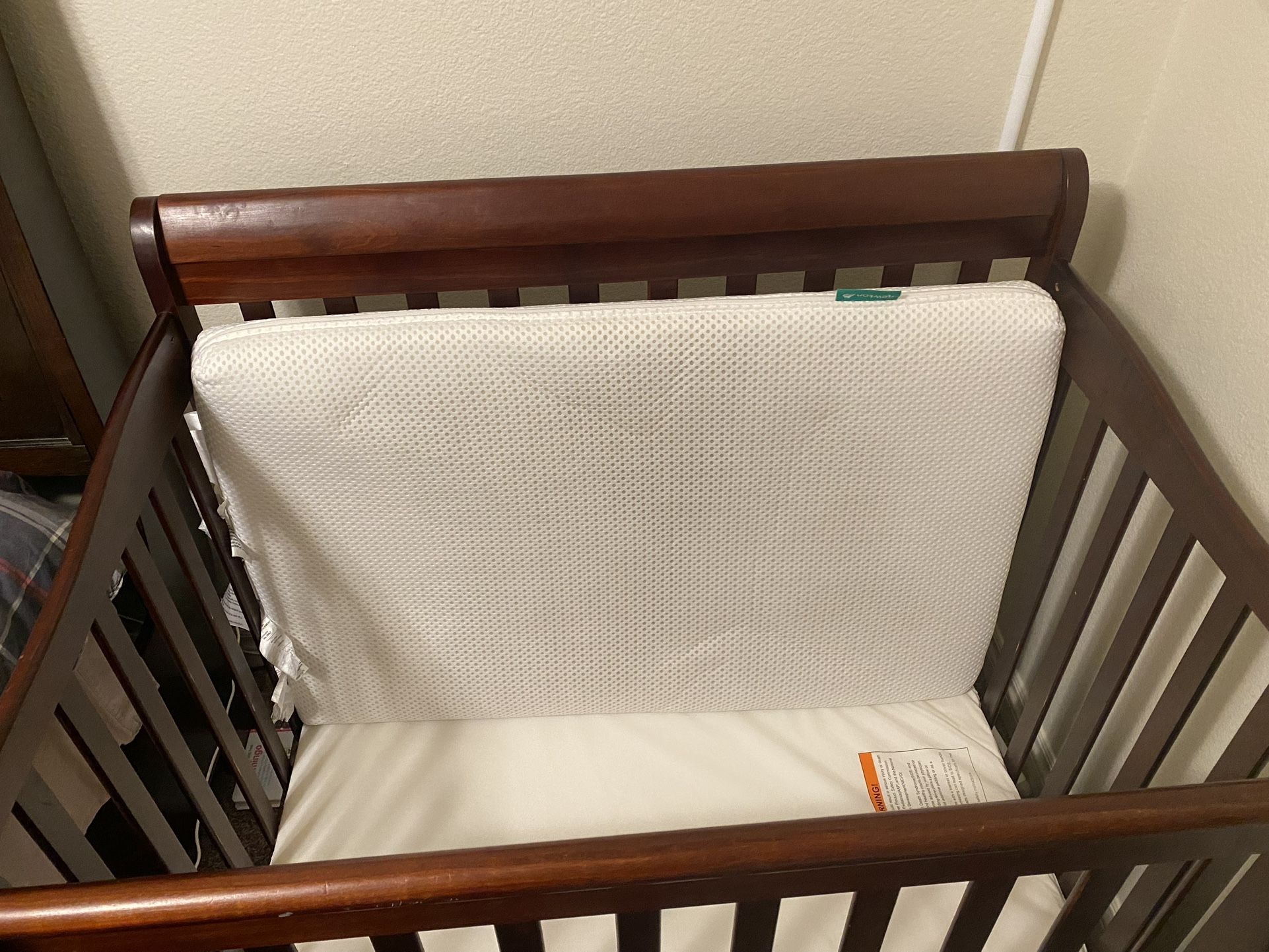 Mini Crib And Like New Mini newton mattress