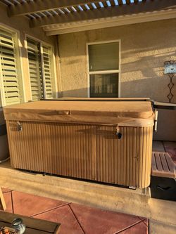 Outdoor Hot Tub Spa with Cover
