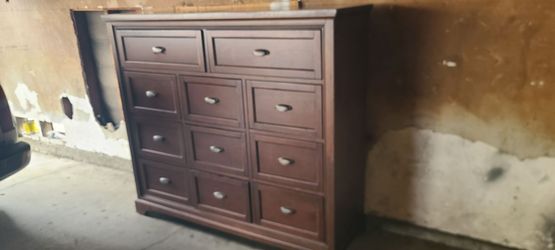 Una cajonera mide 57x18 alto60