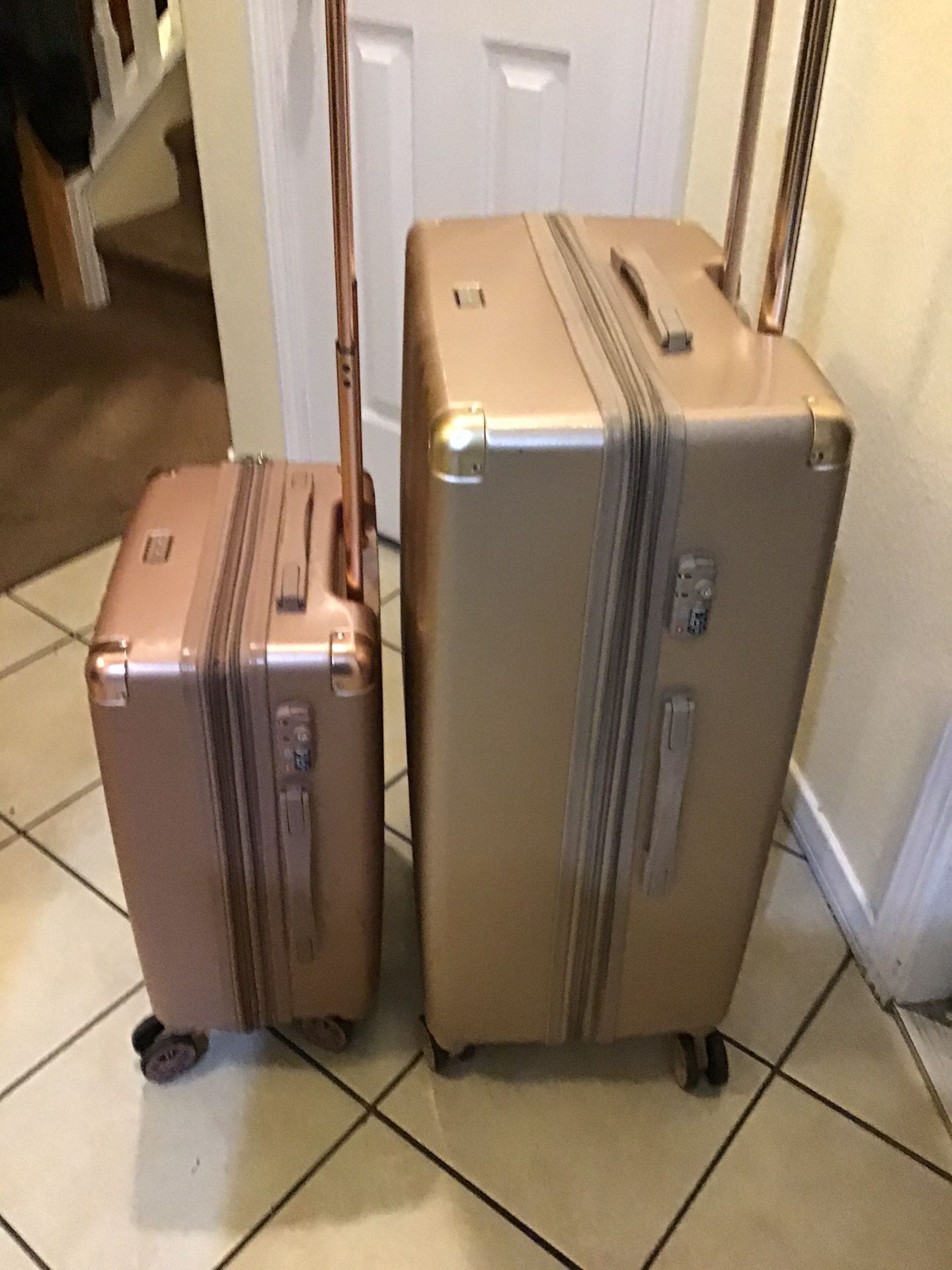 Calpak 2pc luggage set 4 wheels spinner 1 large check & 1 carry on 22” check rose gold in luggage used in great condition zippers handles and wheel