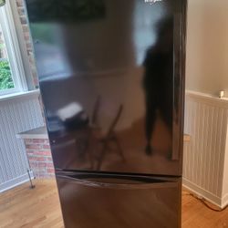 Whirlpool Frig. 33" Wide. Excellent Condition