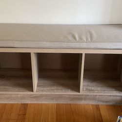 2 Bookshelves/seat